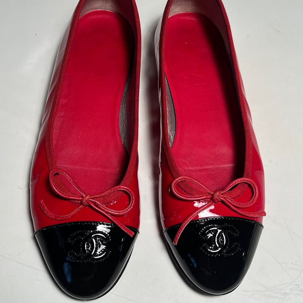 CHANEL Glossy Red and Black Flats